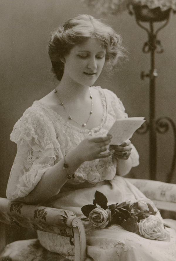 Girl Reading a Letter / Retro / Postcards / Postallove - postcards made